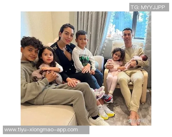 C罗与乔治娜海滨度假时光甜蜜瞬间尽显性感魅力与家庭温馨